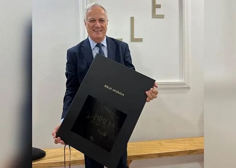 Une église de Caroline du Sud transcrit la plus grande Bible manuscrite du Brésil et entre dans le Guinness