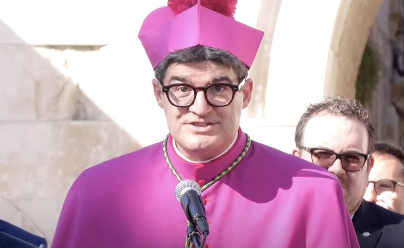 Un prêtre italien va 