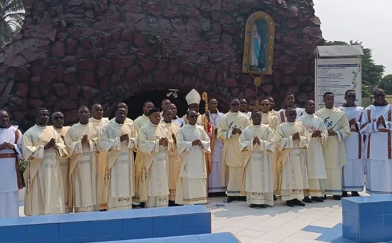 « Nous vous remercions d'avoir dit oui au Seigneur » : Un évêque en RD Congo à 25 diacres nouvellement ordonnés