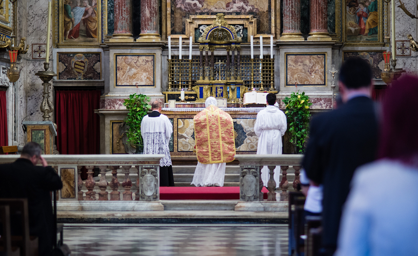 Les jeunes catholiques ne sont pas « schismatiques » parce qu’ils préfèrent la messe latine aux messes Novus Ordo mièvres