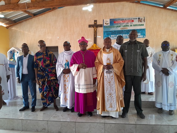 Le curé de la paroisse Saint Daniel de Gbéléban en Côte d'Ivoire célébré par ses fidèles pour ses 25 ans de vie sacerdotale