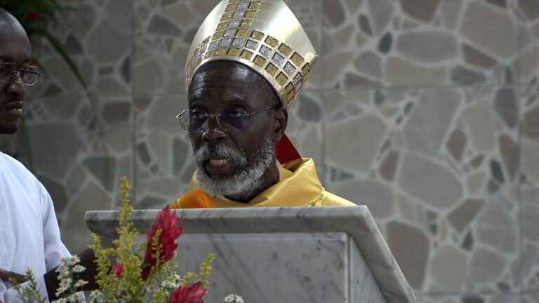 Mgr Joseph Aka exhorte à la charité lors du jubilé d’or de la paroisse Saint Joseph Époux d’Ayamé