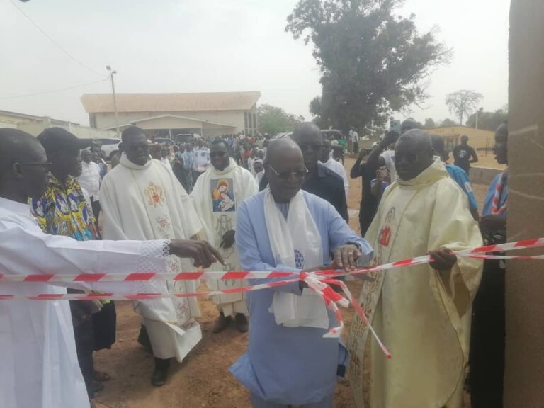Tiemoko Yadé Coulibaly offre une auberge tout équipée à la paroisse Sainte-Odile de Sinématiali en Côte d'Ivoire