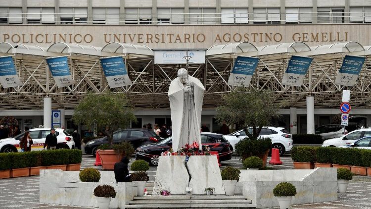 De l'Italie aux Philippines, les prières pour le Pape affluent du monde entier
